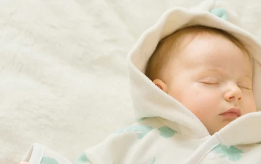 おくるみの巻き方 新生児には簡単な おひなまき がおすすめ 家電や育児の情報ポータルサイト マミークラシム